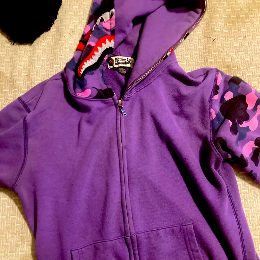 This is a really nice jacket it’s very expensive and real